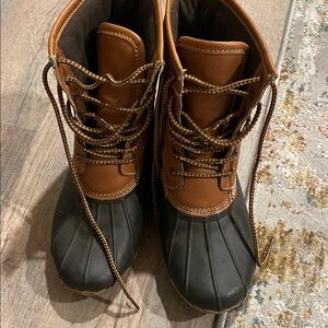 Women’s size 9 snowboots